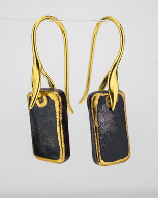 cercei din portelan, insertii din aur lichid, glazura neagra si tortite din argint placate cu aur de 14 K - GOLDEN TOUCH