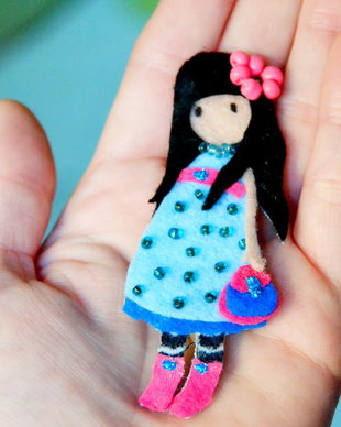 Brosa Martisor - Papusica cu gentuta