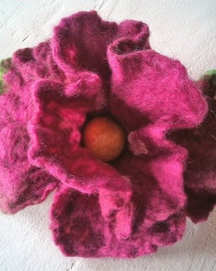 Brosa , martisor de lana si matase naturala impaslita