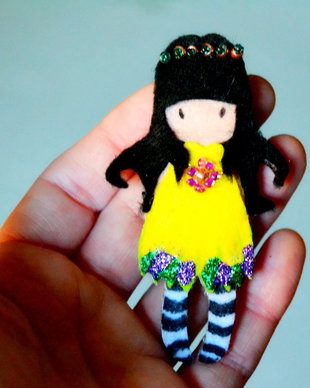 Brosa Martisor - Papusica cu coronita