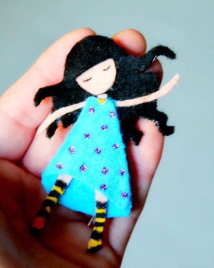Brosa Martisor - Papusica dansatoare