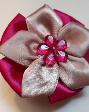 Clama cu floare ciclam din satin
