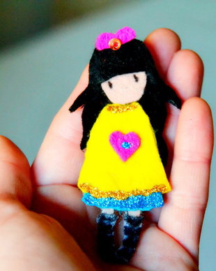 Brosa Martisor - Papusica cu rochita galbena