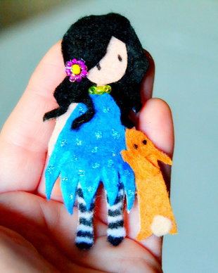 Brosa Martisor - Papusica cu iepuras
