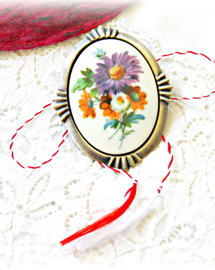 Brosa vintage de portelan cu buchet de flori