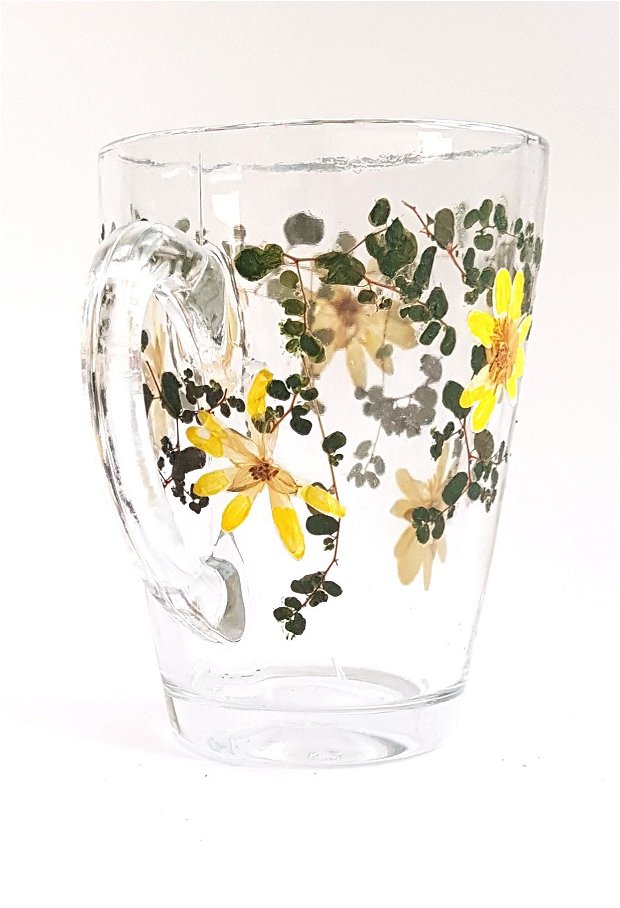 Cana din sticla decorata cu flori si frunze presate