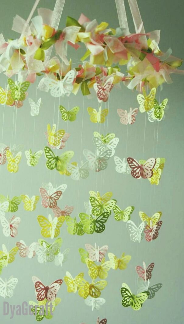 Carusel cu fluturi pentru decor camera bebelusului
