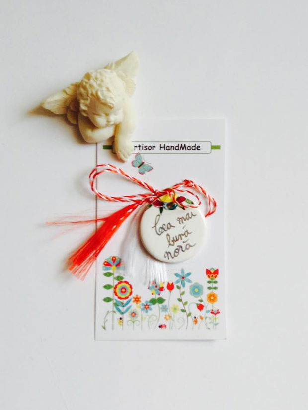 Martisor urare din portelan, modelat si pictat manual, model mesaj