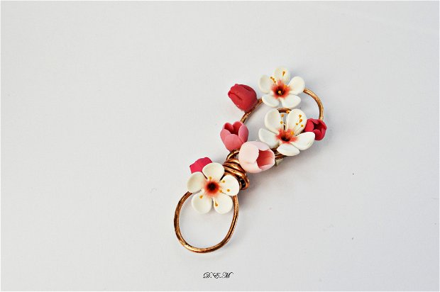 Brosa martisor flori de cires