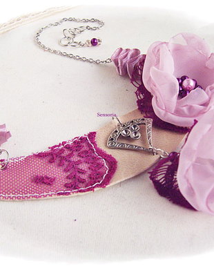 colier floral dantelat roz delicat