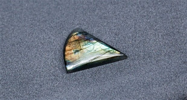 Cabochon Labradorit  triunghi spectrolit  - 30 carate - IBN0039