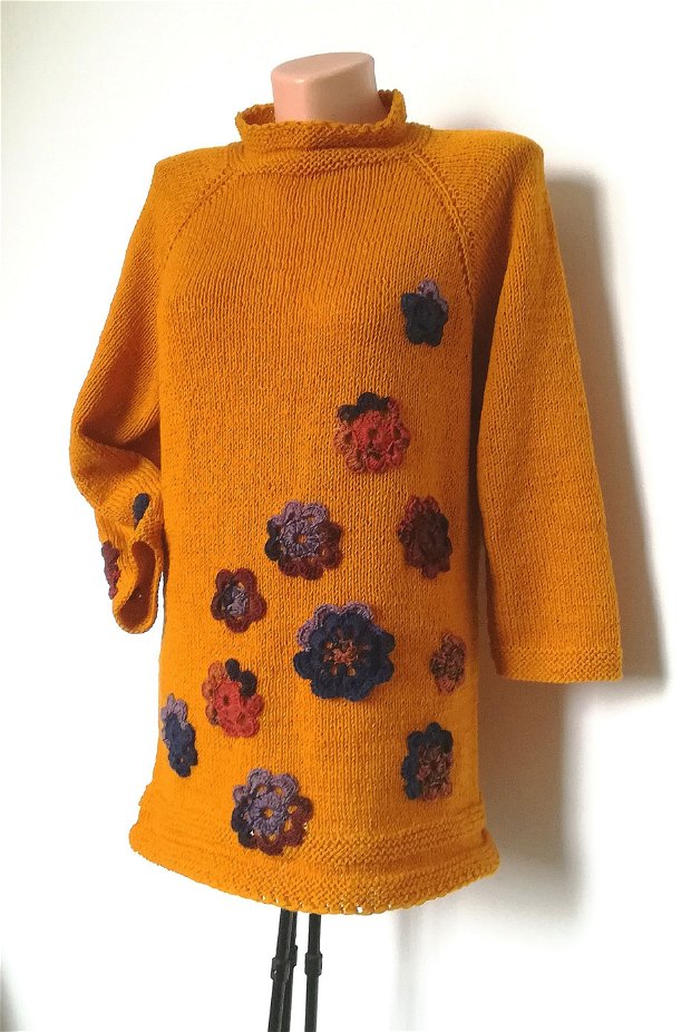 Bluza pulover tricotat manual lung muștar cu flori crosetate