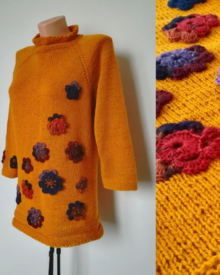 Bluza pulover tricotat manual lung muștar cu flori crosetate