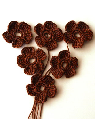 6 floricele crosetate. Floricele crosetate maro