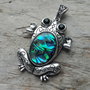 Pandantiv broscuta cu scoica paua, 6x3.5 cm