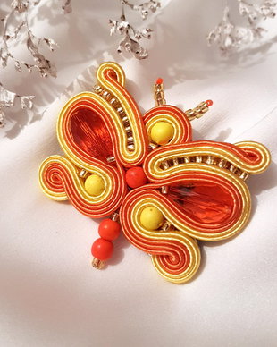 REZERVATA Brosa soutache fluture galben-portocaliu