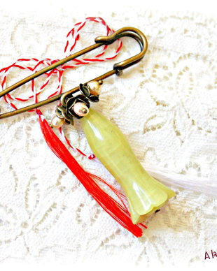 Brosa cu floare de jad verde si boboci de perle
