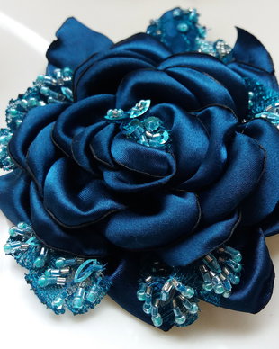 Brosa/Aplicatie pentru rochie/Flori textile