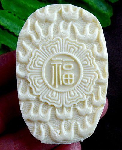 K0007 - Pandantiv, compozit tridacna, Guanyin, ideograma fook, 58x38x7mm