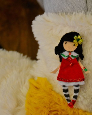 Brosa Martisor - Papusica scolarita