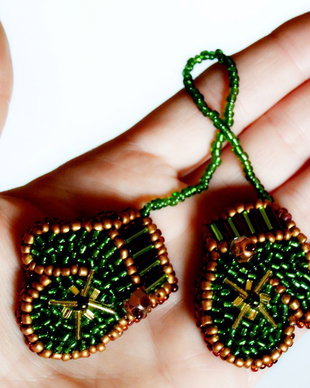 Brosa Martisor - Manusi pufoase si calduroase