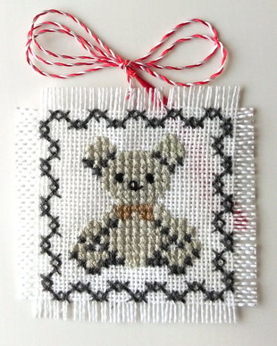 Martisor brodat in stil traditional ursulet