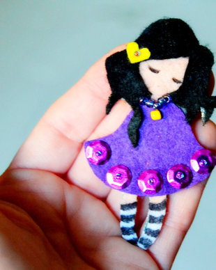 Brosa Martisor - Papusica rochita mov