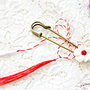 Brosa martisor cu floare alba si coral rosu