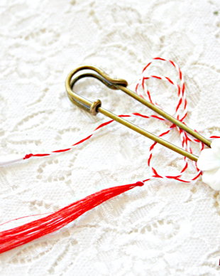 Brosa martisor cu floare alba si coral rosu