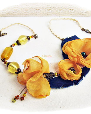 colier floral galben intens