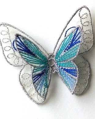 Brosa fluture dublu brodat pe organza argintie cu ata metalica