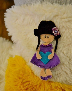 Brosa Martisor - Papusica cu inimioara albastra