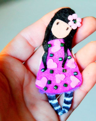 Brosa Martisor - Papusica cu inimioare