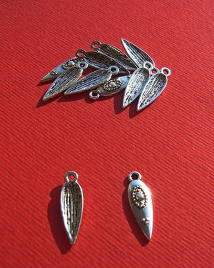 Charm varf penita argintie aprox 2x6x19 mm (cu anoul)