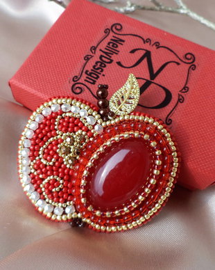 "Red for Luck" - Brosa broderie cu agata rosie