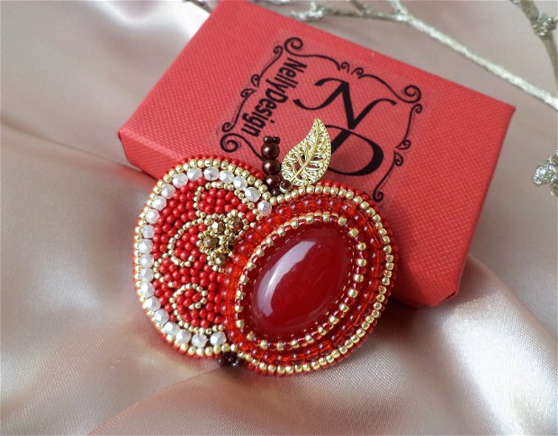 "Red for Luck" - Brosa broderie cu agata rosie