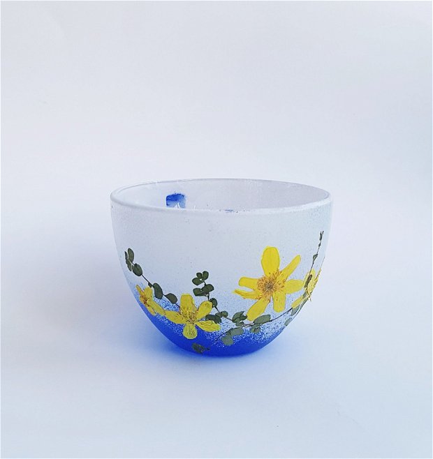 Ceasca de cafea albastra, cu flori presate galbene