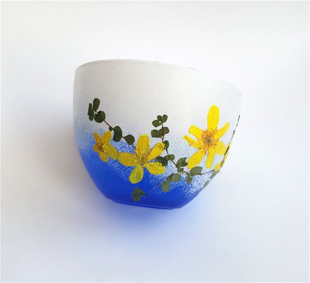 Ceasca de cafea albastra, cu flori presate galbene