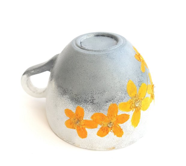 Ceasca de cafea/ceai , gri deschis, cu flori presate galbene