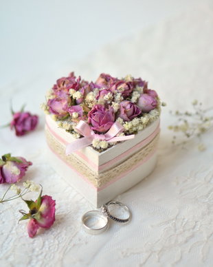 Cutie de verighete inima cu flori uscate
