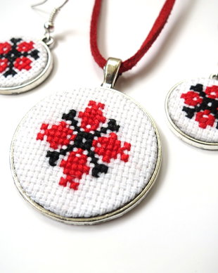 Set cu motive traditionale