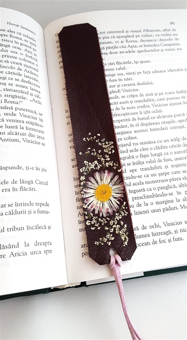 Semn de carte din piele naturala bordo decorat cu flori naturale presate