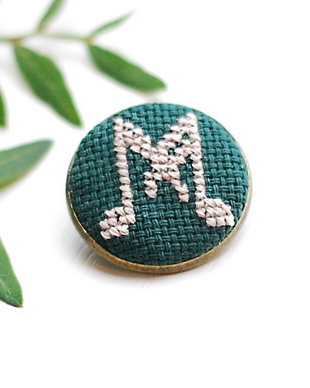 Brosa cu broderie manuala -  note muzicale pe panza taraneasca