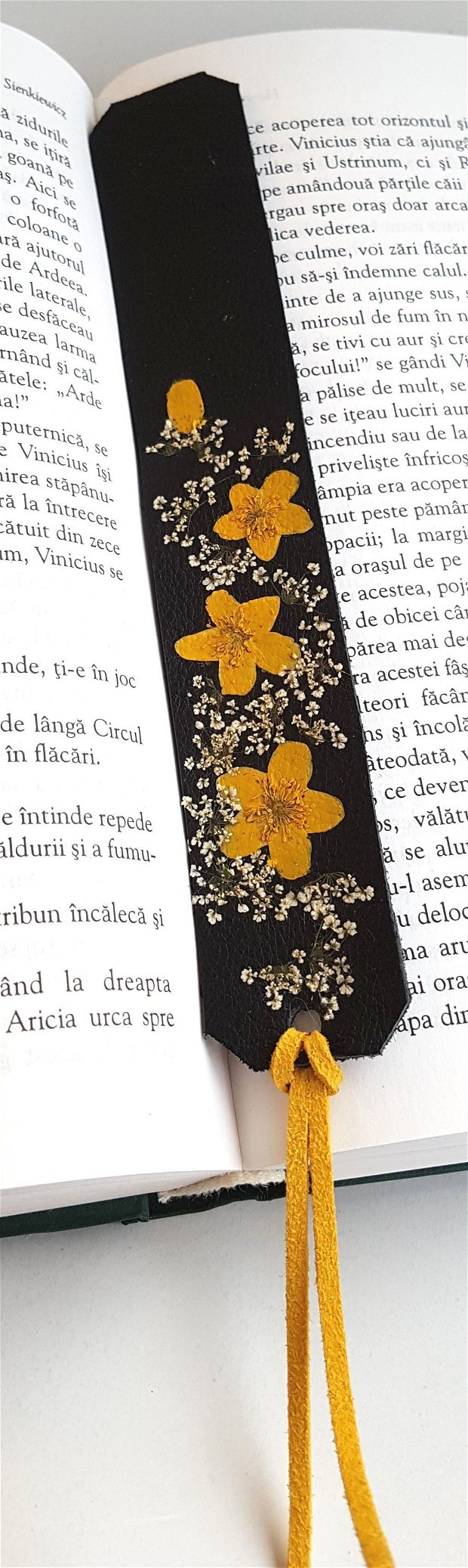 Semn de carte din piele naturala neagra decorat cu flori galbene presate