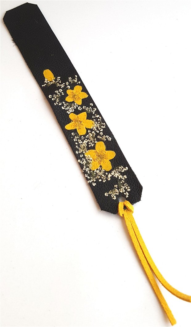 Semn de carte din piele naturala neagra decorat cu flori galbene presate