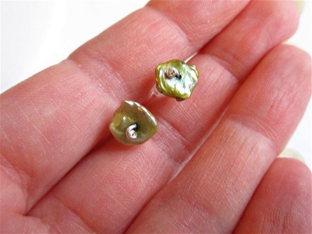 Cercei argint si perle biwa verzi, cu tija