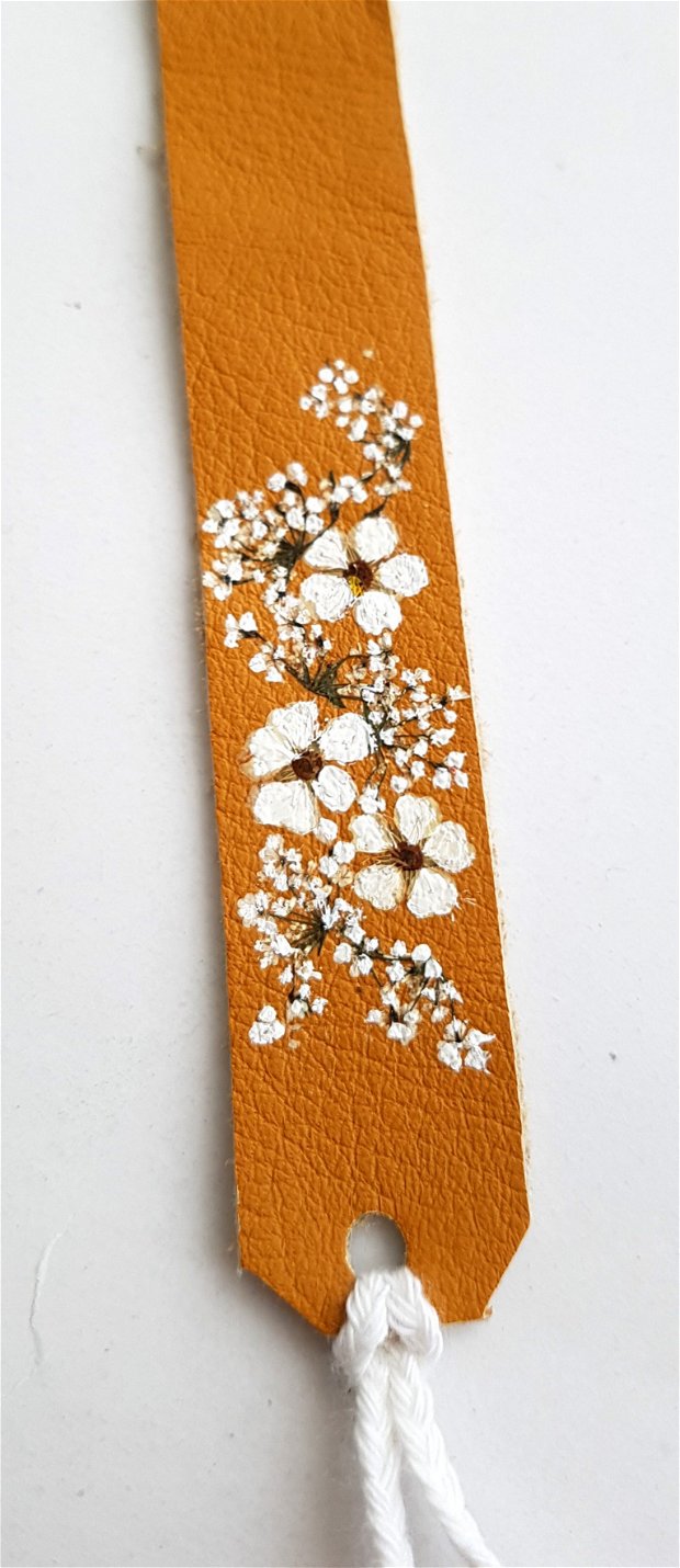 Semn de carte din piele naturala galben-mustar, decorat cu flori naturale presate