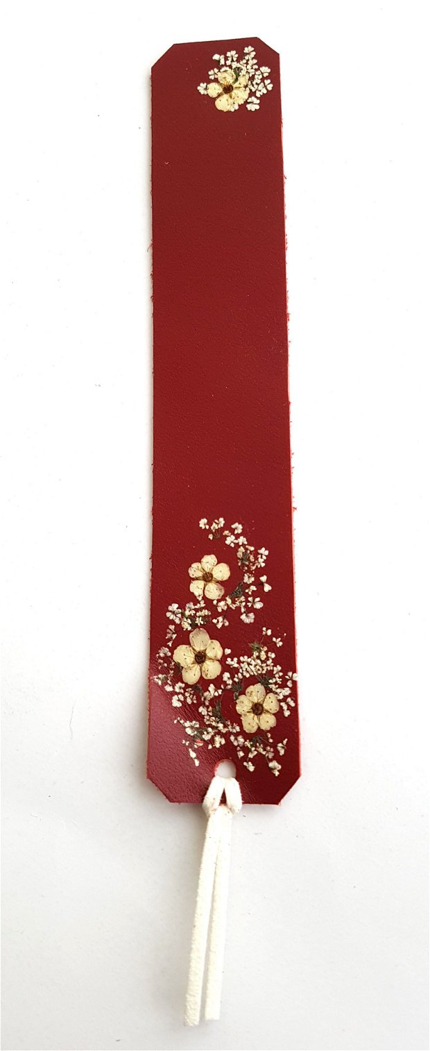 Semn de carte din piele naturala grena, decorat cu flori naturale presate