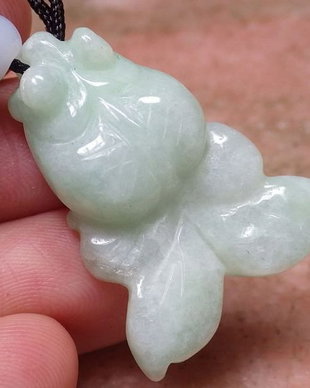 9989 - Pandantiv, jad sculptat, pestisorul de aur, 29x22x8mm