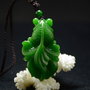 9965 - Pandantiv, jad sculptat, verde, pestisorul de aur, 52x31x11mm